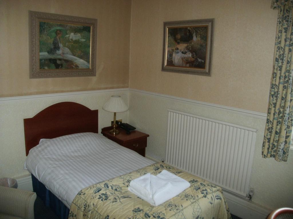 Clarkes Hotel Barrow In Furness Номер фото